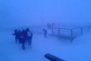 Дети в Якутии идут домой из школы