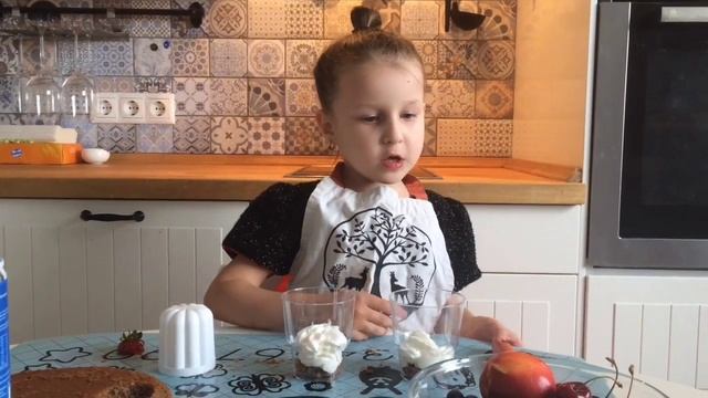 Трайфл (десерт в стаканчике) с голубикой и клубникой.  Дети готовят еду сами.