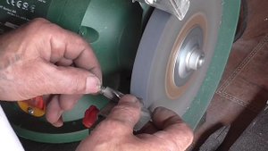 Фрезеровка пазов без приспособлений. Заточка сверла. Изготовление спиральной фрезы.