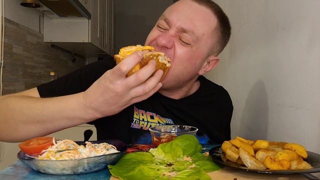 МУКБАНГ. ОБЖОР. ФАСТФУД ДОМАШНИЙ С БЕКОНОМ, ВЕТЧИНОЙ И СЫРОМ, КРАБОВЫЙ САЛАТ, КАРТОШКА ЗАПЕЧЁННАЯ. смотреть онлайн