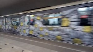 Поезд Русич в новой окраске на станции метро Яшьлек