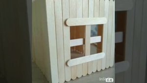 Домик из палочек от мороженого.