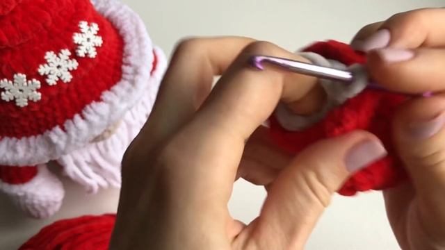 Вязаный гном крючком с сюрпризом. Смотри видео! Мастер-класс. Часть 1