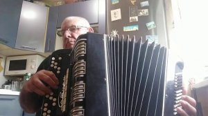 Расцвела сирень, черемуха в саду.