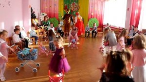 8 Марта в саду! Я доченьку катаю в коляске! танец с колясками