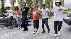 Супер Супер Ловзар Диско Лезгинка 2022 Девушки Танцуют Классно На Дороге Чеченская Песня ALISHKA Хит