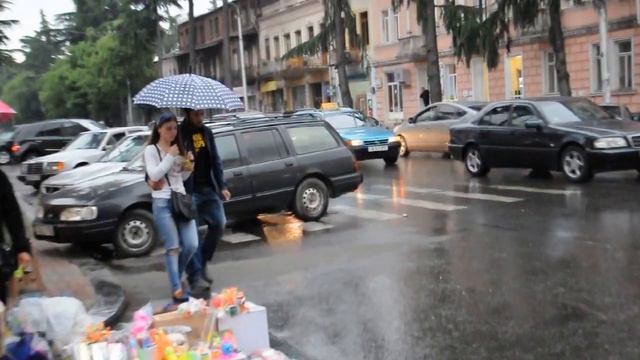 Дождик в Батуми)Возле цирка.18.05.2014. смотреть онлайн