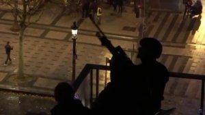 Gilets jaunes: Des snipers en position de tir sur les toits de Paris