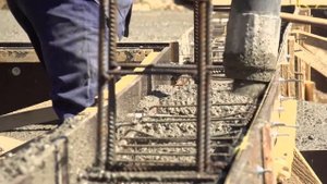 Заливка бетона в опалубку