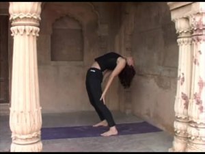 Освоение Урдхва Дханурасаны