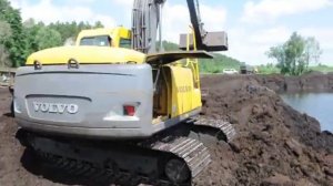 экскаватор Вольво ес140 на торфянике