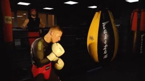 Бокс боксер бьет грушу