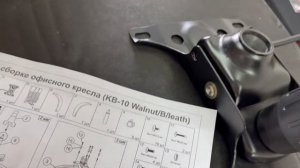 Обзор кресла для руководителя Бюрократ KB-10 Walnut