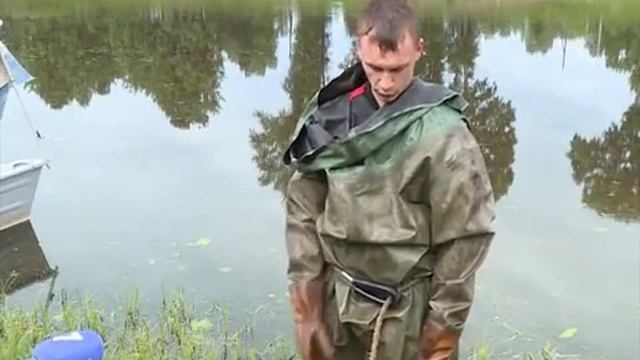 Спасатели чистят дно реки в Вологде от металлических конструкций смотреть онлайн