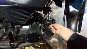 Нужно ли прогревать мотоцикл перед поездкой. Показываю что стало будет со свечой