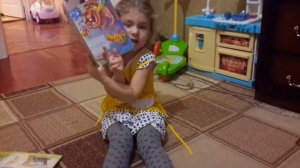 Девочка 4,5 года читает книжку!