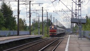 ЧС2Т-1033 со скорым поездом Тюмень - Санкт-Петербург следует через о.п. 7 км