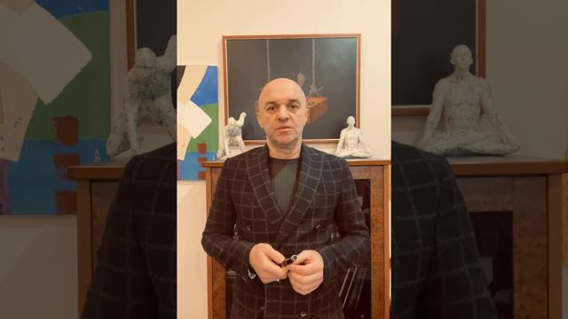 Сосулька упала на автомобиль