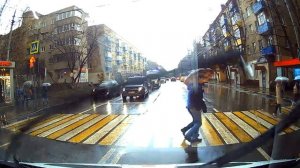 Дождливые пешеходы не пропускают скорую помощь