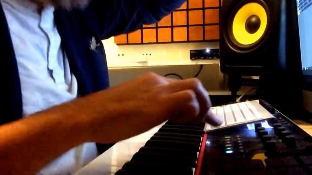 Smart 9000 making a Trap/Grime (ish) style beat in Reason 9 - Just playing around. смотреть онлайн