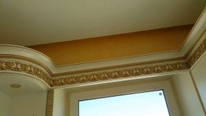 Зарезка двойного карниза на кухне.