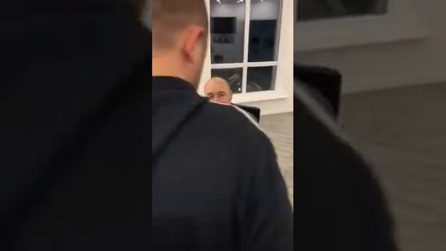 Мужик хорошо играет на гитаре смотреть онлайн