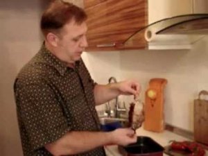 Мясной рулет в сетке.