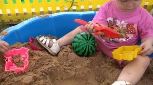 Дети играют в песочнице на детской площадке Kids play in the sandbox at the Playground