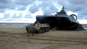 Погрузка на малый десантный корабль на воздушной подушке «Мордовия»