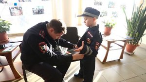 "полицейский" Дед Мороз вручил 6-летнему мальчику форму сотрудника ДПС