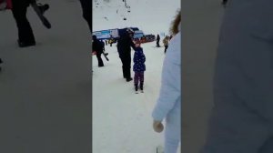 Как научиться кататься на лыжах. С папой всё даётся просто👌