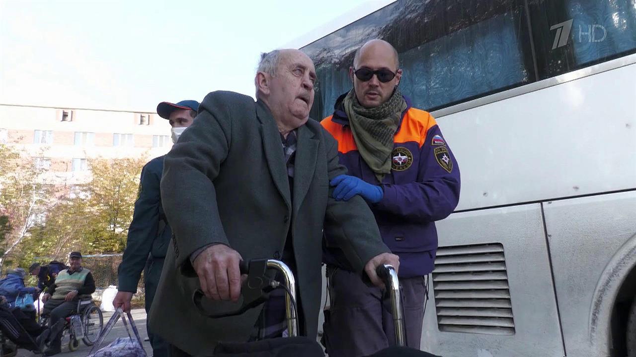 Украинские нацисты ударили по жителям Херсона, кот...ей очереди для эвакуации на другой берег Днепра