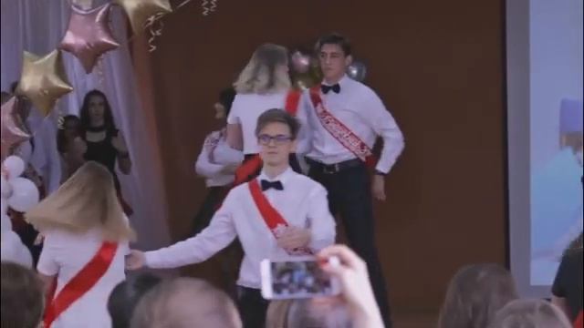 Последний звонок... Эля Батик смотреть онлайн