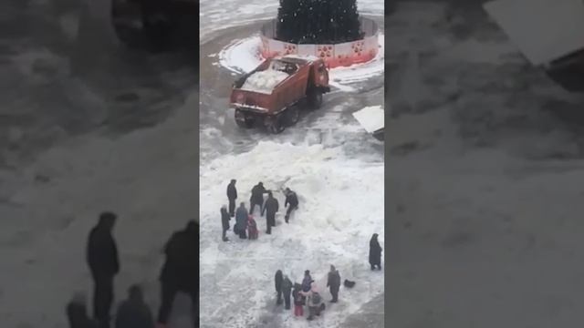 Ребенка засыпало снегом из снегоуборочной машины - Москва 24