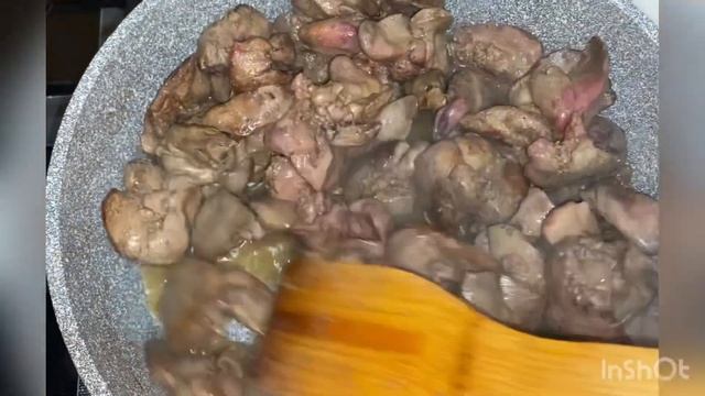 Нежная  куриная печень ,жаренная с луком