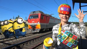 Поезда для детей и оаспаковка игрушки из акции магнит