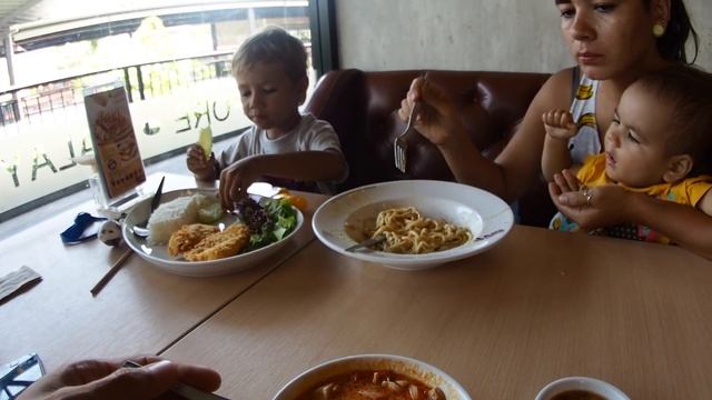 ТОРГОВЫЙ ЦЕНТР CENTRAL FESTIVAL НА САМУИ, ТАИЛАНД. ЕДА В КАФЕ, ЦЕНЫ НА ОДЕЖДУ В ТАИЛАНДЕ. смотреть онлайн