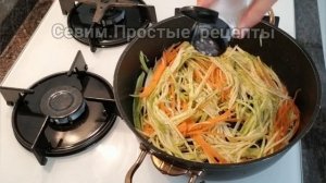 Спагетти из кабачка с консервированным тунцом.