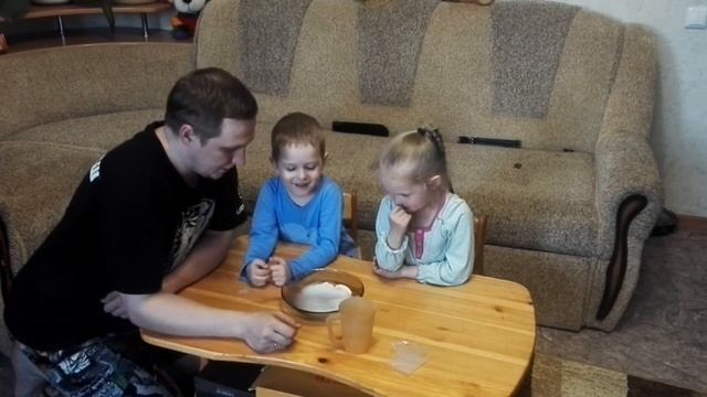 Дети живут на севере ,первый раз видят искусственный СНЕГ! )) смотреть онлайн