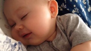 Очень милое видео, малыш улыбается во сне когда его целует мама )))