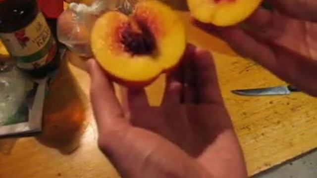 Как правильно есть персики. Персики на деревянной доске. Нектарин. Нектарин фрукт. Как есть персики.