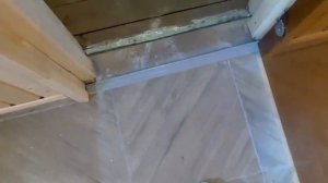 Укладка плитки в сауне с уклоном.