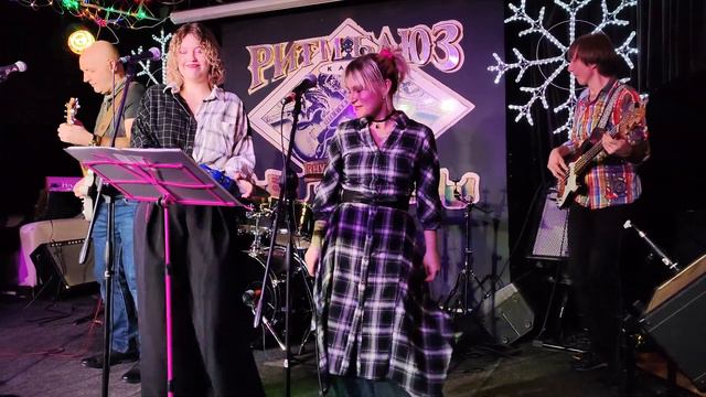 Tweed Retreat feat. Ирина Шилова и Полина Буклова - Cracking Up смотреть онлайн