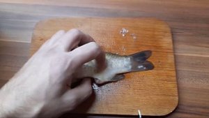 Супер способ чистки рыбы. Жарим карася без костей.