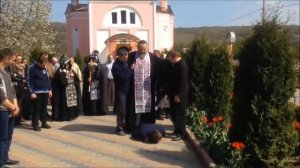 Изгнание беса в Приднестровье православным батюшкой. Обряд экзорцизма. Это нужно видеть!