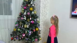 Маргарита и Лера ищут ПОДАРКИ ПОД ЕЛКОЙ Папа Волшебник Switch up for kids