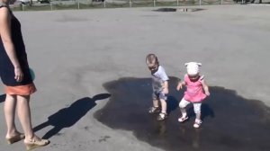 Когда папа гуляет с ребенком