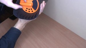 Разбрасыватель Fiskars для песка, соли, семян.