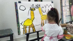 Изабелла в 3 годика  рисует Жирафа // ИхзабеллаЛайк