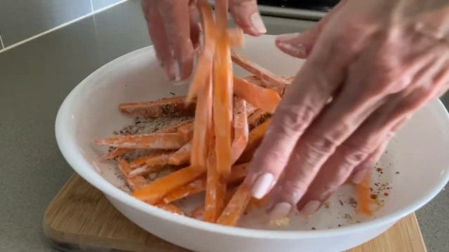 Sweet Potato Fries l Запечённый батат с пармезаном и травами смотреть онлайн